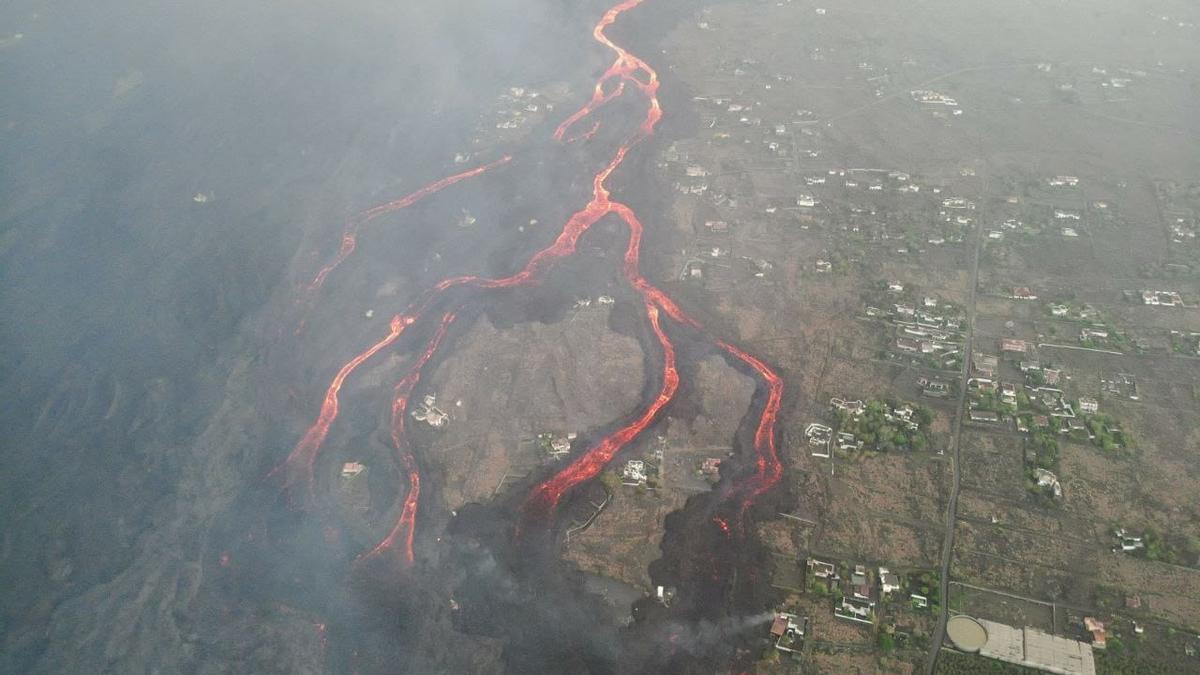 Erupción del volcán de La Palma vista desde Tacande