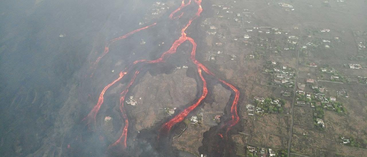 Erupción del volcán de La Palma vista desde Tacande