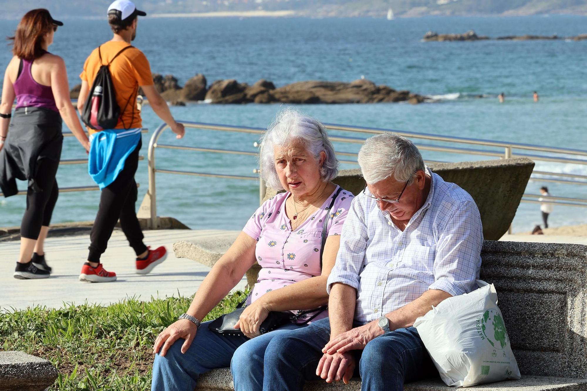 Vigo da la bienvenida a la primavera con un día de playa