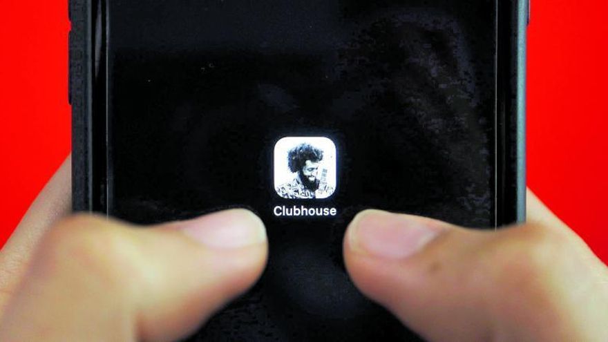 A la izquierda, la ’app’ Clubhouse, en una pantalla de un móvil.