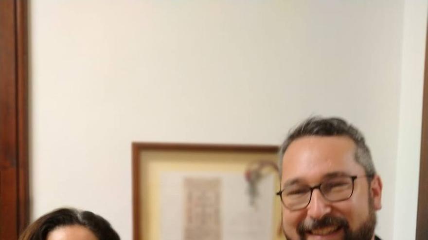 En la imagen, Pilar Valdés, técnica del Instituto de Turismo de la Región de Murcia (Itrem), con el responsable del centro pastoral de Opera Romana Pellegrinaggi
