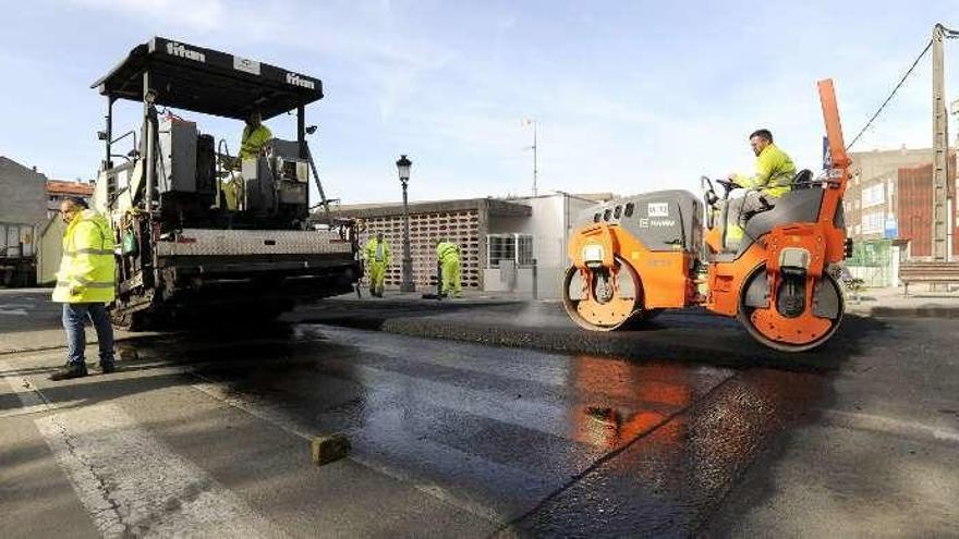 Los trabajos quedaron ejecutados en la jornada de ayer y obligaron a desviar el tráfico rodado durante un par de horas. // Bernabé/J. Lalín