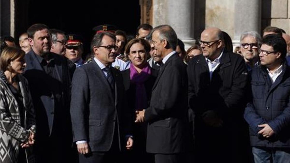 El 'president' Artur Mas conversa con el cónsul de Francia en Barcelona, Edouard Beslay, durante la concentración en repulsa del atentado múltiple en París.