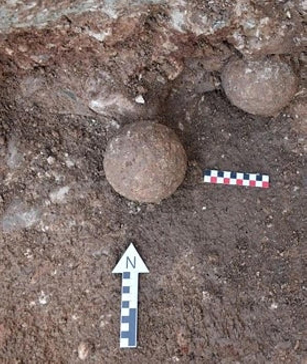 Balas de catapulta utilizadas en el conflicto que fueron halladas.