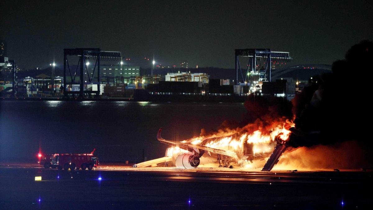 Un avión en llamas en el aeropuerto de Tokio (Japón).