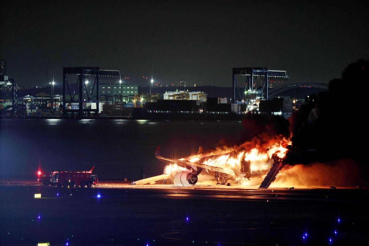 JAL passenger plane bursts into flames at Haneda Airport in Tokyo