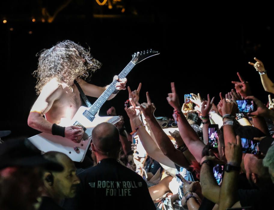 Airbourne, la banda australiana, no defraudó al público de Leyendas del Rock en la tercera jornada del festival.