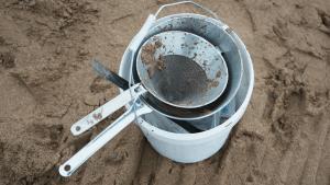 Un voluntario recoge pellets en la playa de La Arena, en Muskiz, Vizcaya.