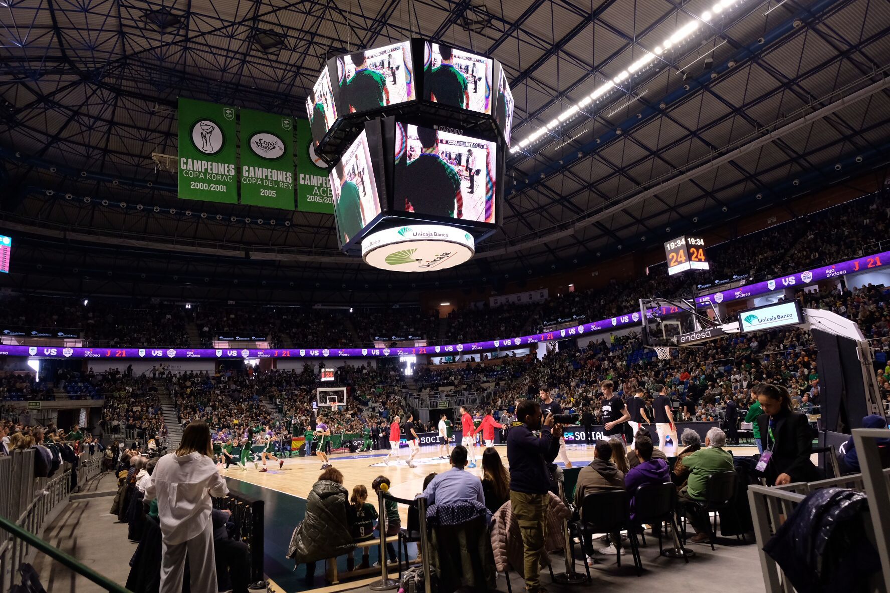 La afición del Unicaja, durante la emisión del documental de la Copa del Rey.