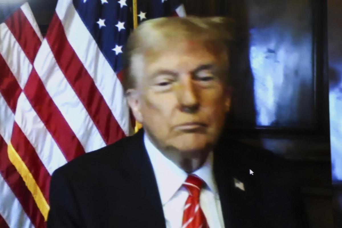 El presidente electo de EEUU, Donald Trump, comparece por vídeo para escuchar la sentencia por los pagos irregulares a Stormy Daniels.