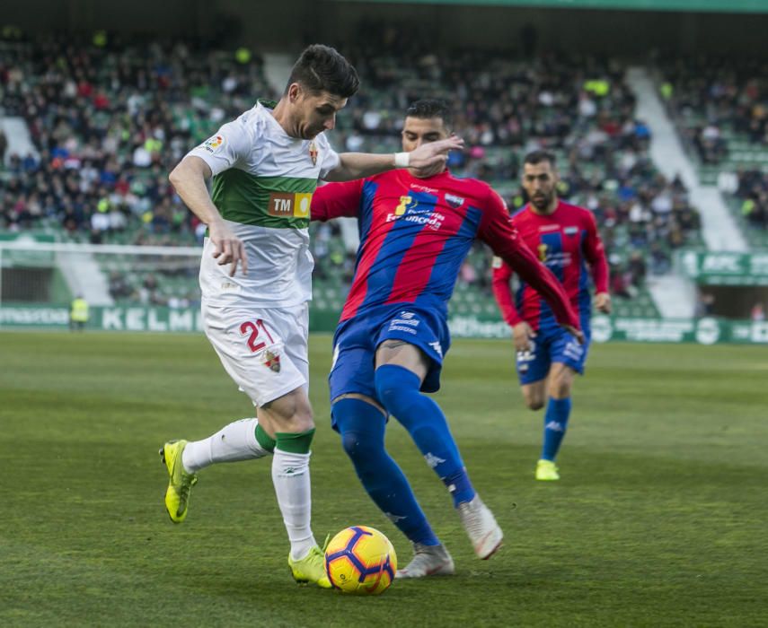 El Elche vence al Extremadura y se aleja de los puestos de descenso