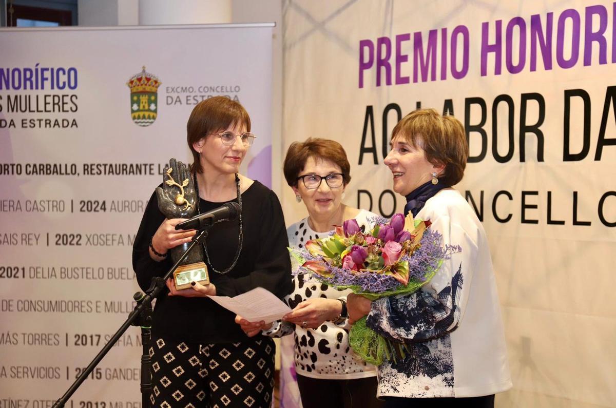 Las hemanas Porto Carballo recogen su premio en A Estrada. |