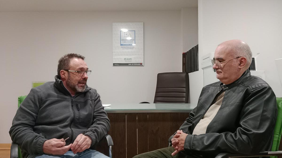 Óscar Pérez en su encuentro con el representante de la Asociación Extremeña de Emprendedores con Discapacidad.