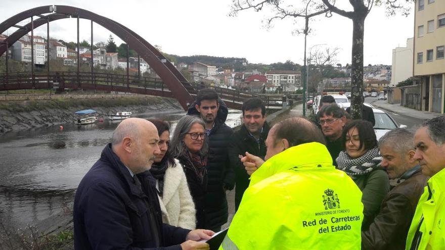 El delegado del Gobierno en Galicia, Javier Losada, con la alcaldesa de Betanzos, María Barral, han visitado este viernes las obras.