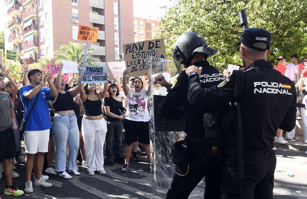 Todas las imágenes de la protesta por la Ebau y las cargas policiales junto a la Consejería de Educación
