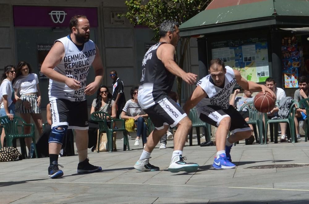 El baloncesto veterano sale a las calles de Vilagarcía. // Noé Parga