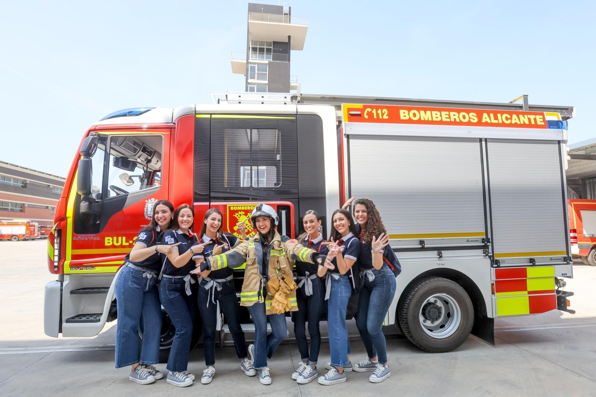 Visita al parque de Bomberos de la Belleas del Foc 2025 y sus damas de honor