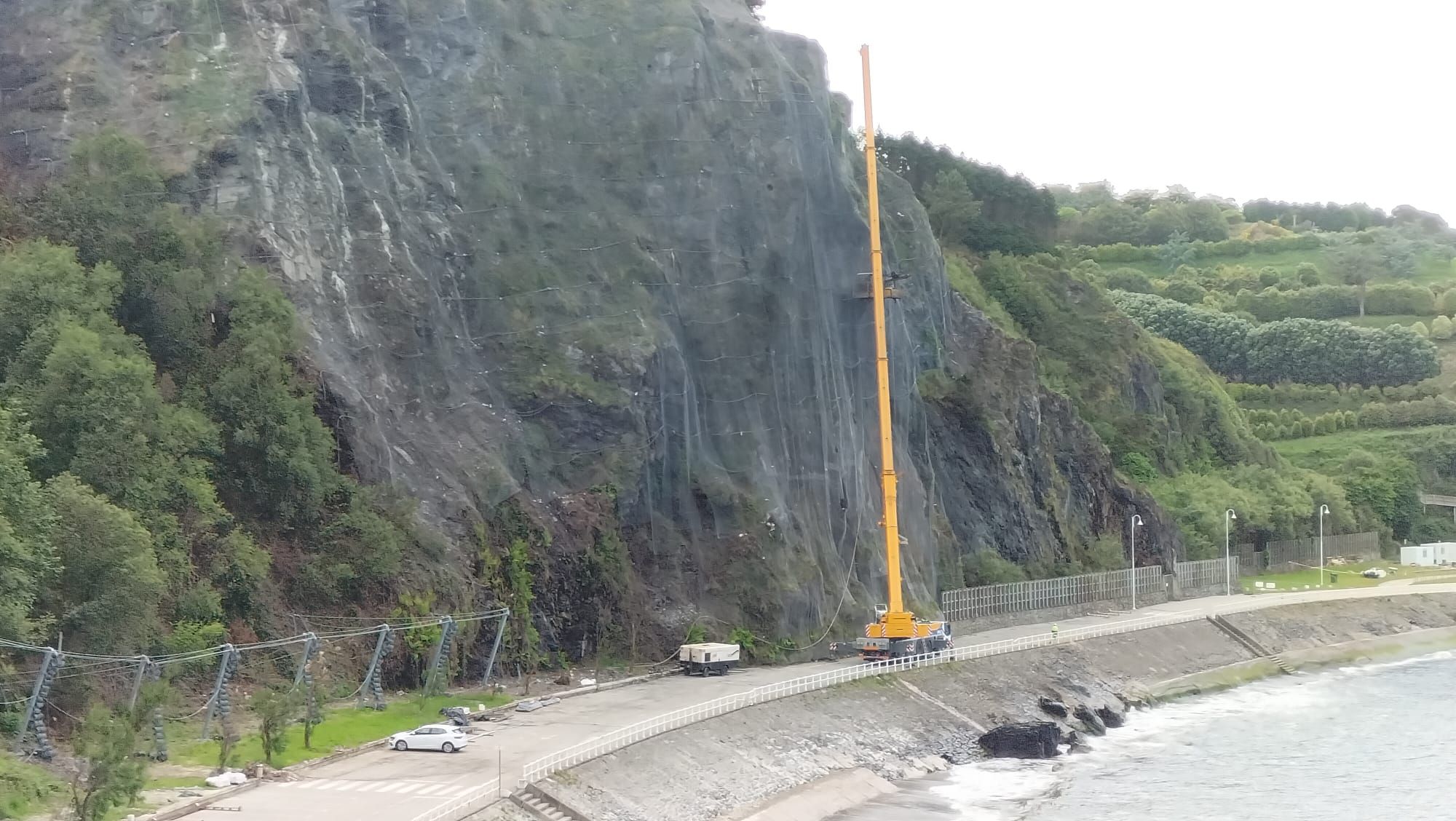 En imágenes: La espectacularidad de los trabajos para frenar los argayos en las playas de Luarca