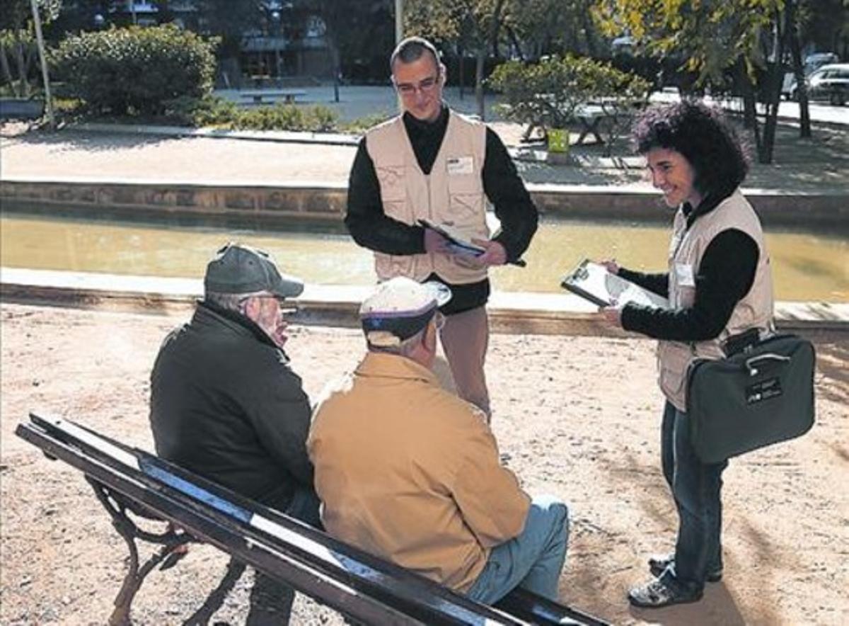 Informadors ambientals parlen amb veïns a la plaça de les Corts.