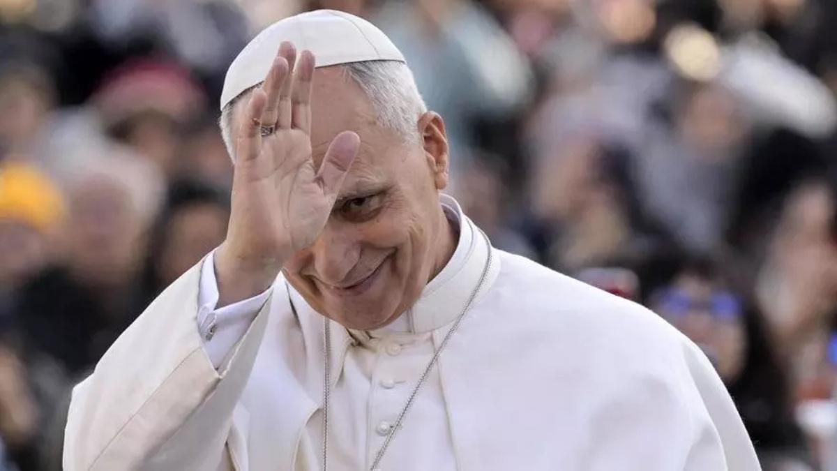 El papa León XIV saluda a los fieles congregados en la plaza de San Pedro del Vaticano en un acto d enoviembre de 2025..
