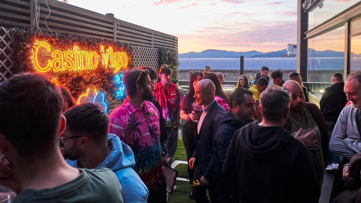 Ambiente en la fiesta de inauguración de la nueva terraza de Casino Vigo.