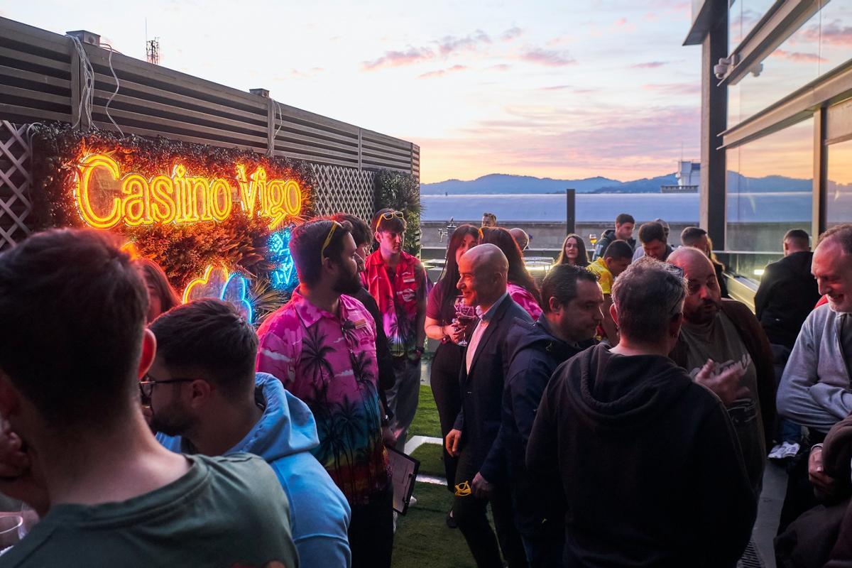 Ambiente en la fiesta de inauguración de la nueva terraza de Casino Vigo.