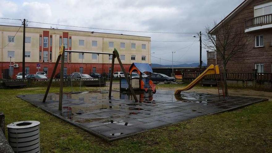 Los antiguos elementos del parque infantil de Rodeira ya han sido retirados. // G.Núñez