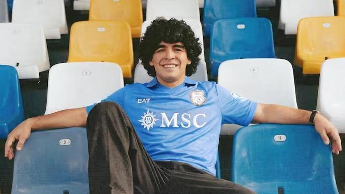 Imagen de Maradona con la nueva camiseta del Napoli por su centenario difundida por el club italiano.