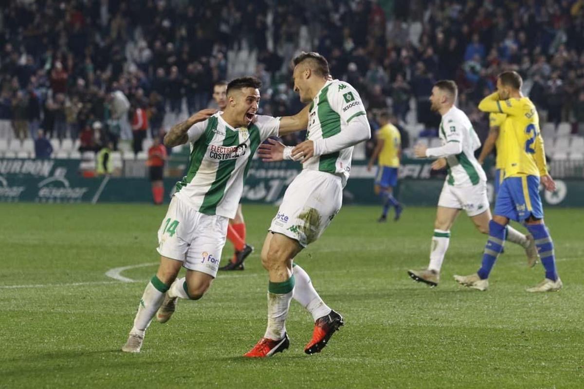 Jaime Romero celebra su gol con Piovaccari, en el Córdoba CF-Las Palmas de 2018.