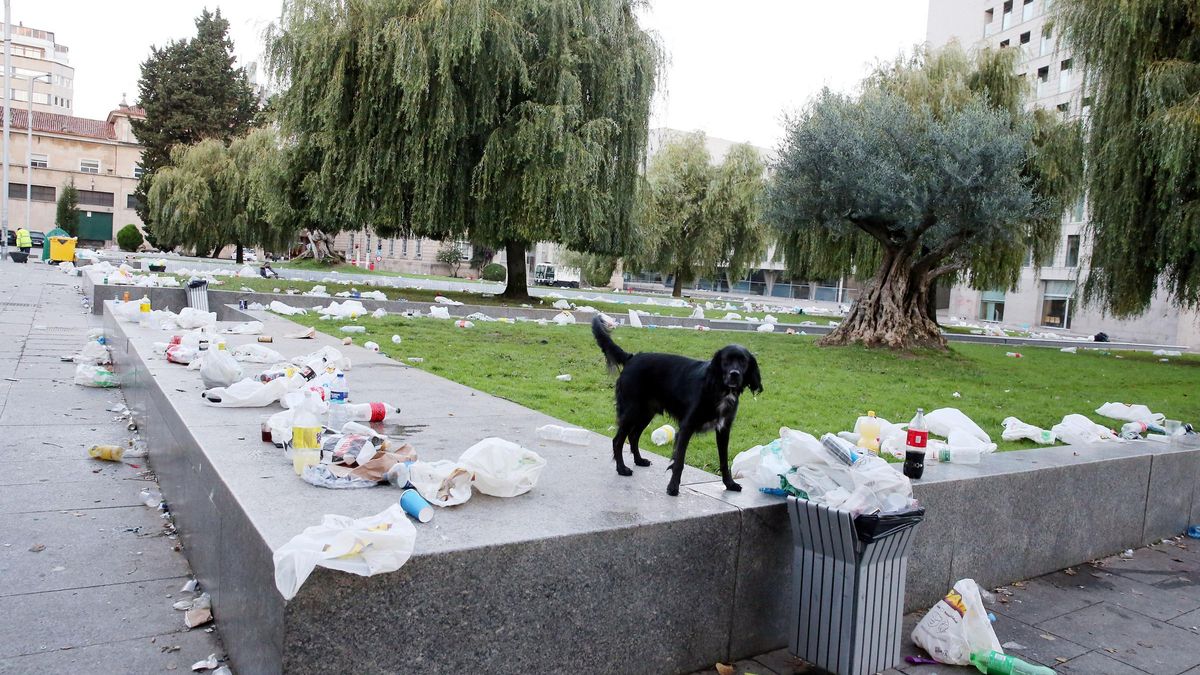 Efectos del macrobotellón de Halloween, el año pasado en la Praza da Estrela en Vigo.