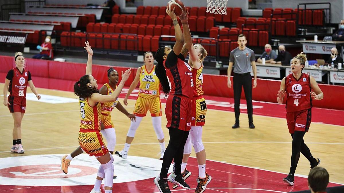 La jugadora local Gatling defensava per Julia Reisingerova en una acció del partit d&#039;ahir a Saragossa.