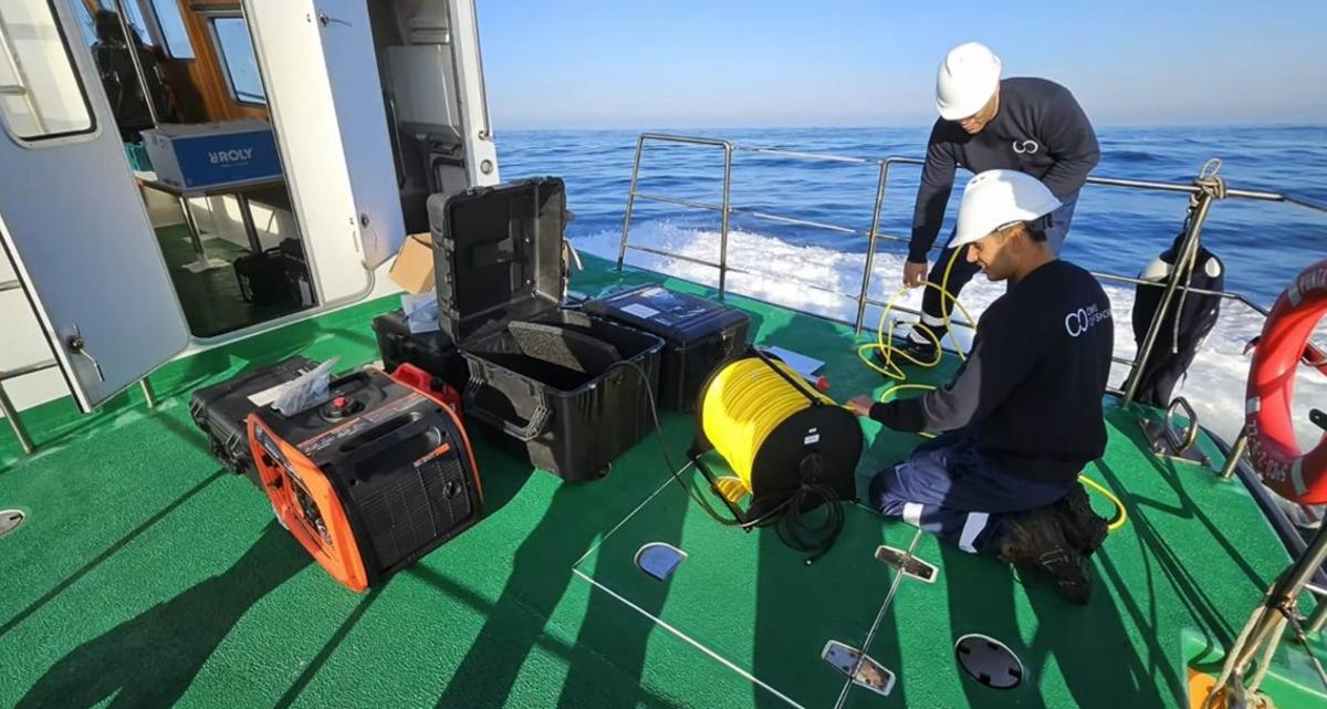 El equipo de Omil Offshore preparando el dron para la búsqueda.