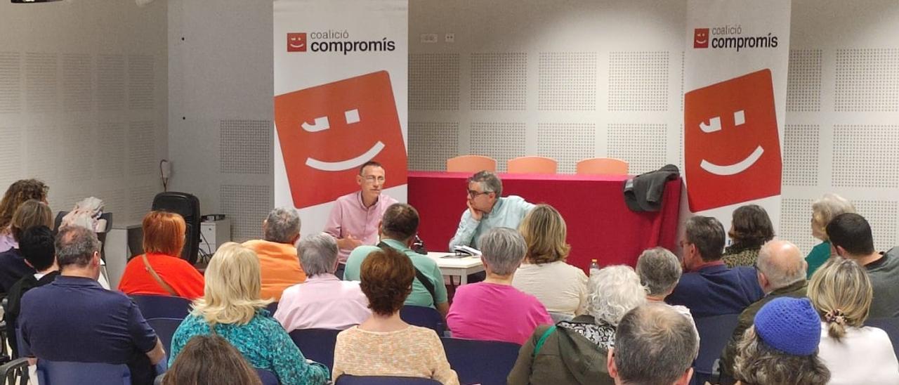 Francesc Bayarri i Pau Viciano en el debat sobre la figura de Joan Fuster en el centre cívic Portalet d&#039;Alboraia.