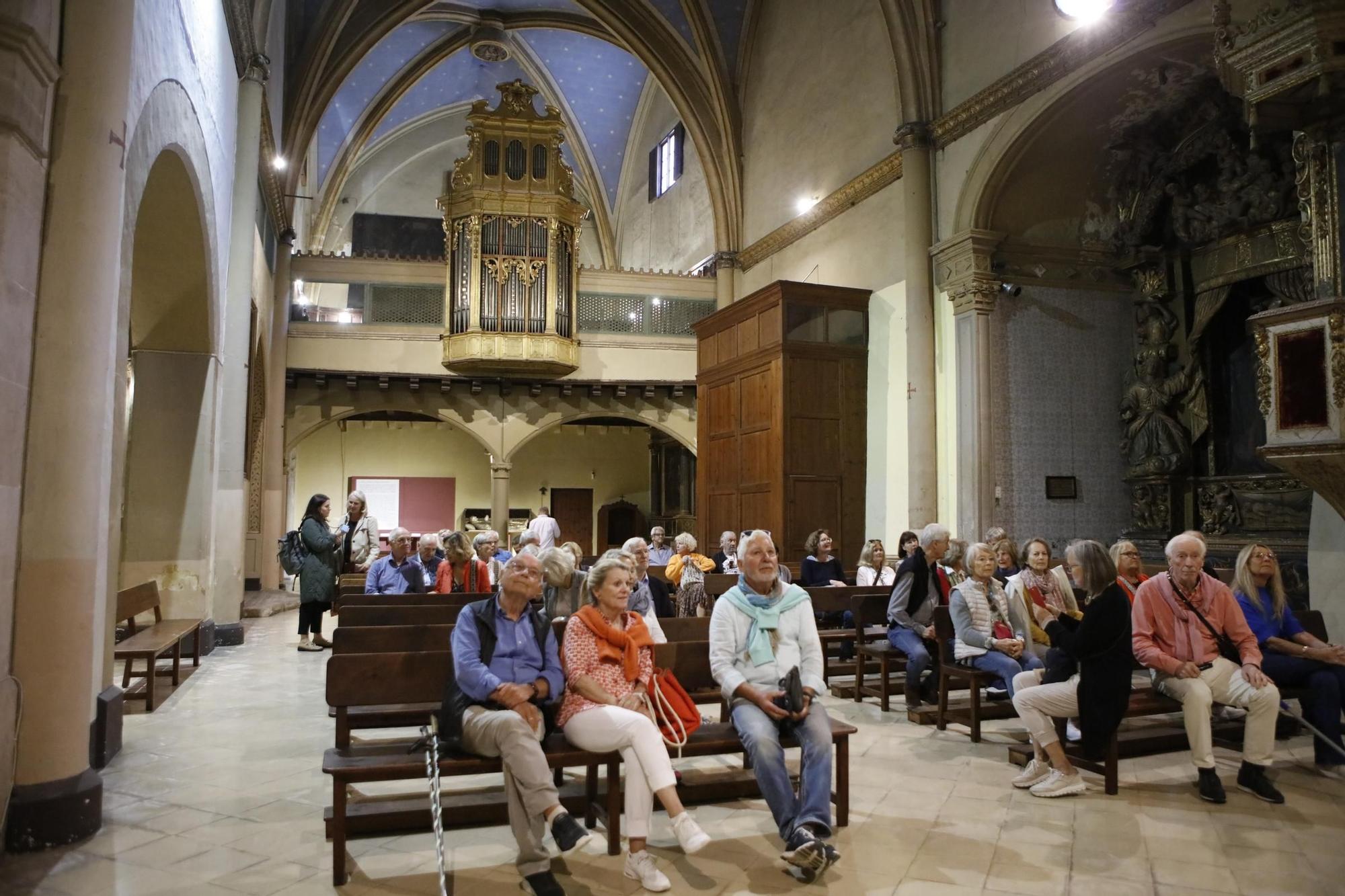 Gut 40 Teilnehmer haben sich in dem Kloster versammelt.