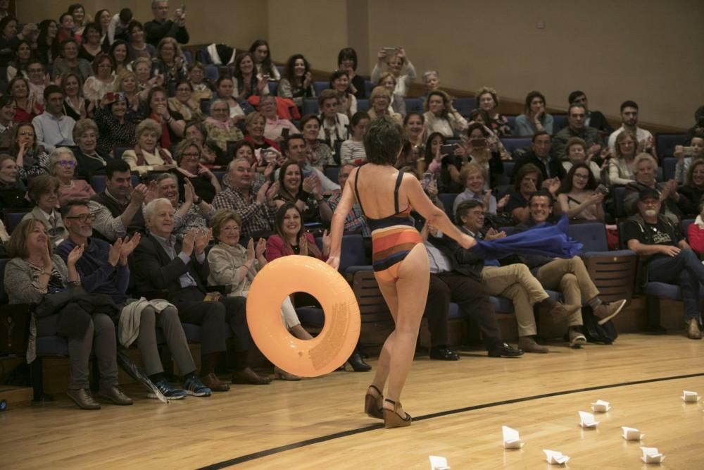 Desfile en el Auditorio de mujeres afectadas por cáncer de mama