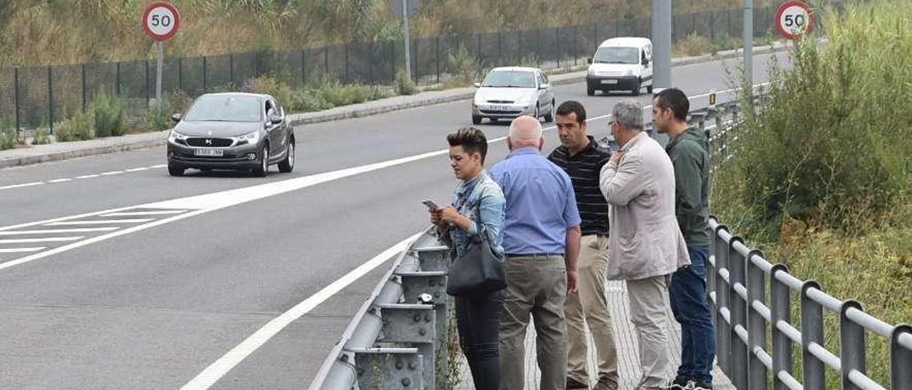 Los técnicos de Fomento y del Concello revisan el tramo de la N-552 en el barrio de Angorén, ayer, acompañados por la concejala de Urbanismo, María Castro, y el edil de Vías e Obras, Vicente Lamas. // FdV