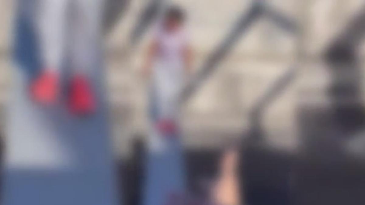 They rescue a young woman who was walking on a scaffolding in the Anaga Avenue tunnel They rescue a young woman who was walking on a scaffolding in the Anaga Avenue tunnel