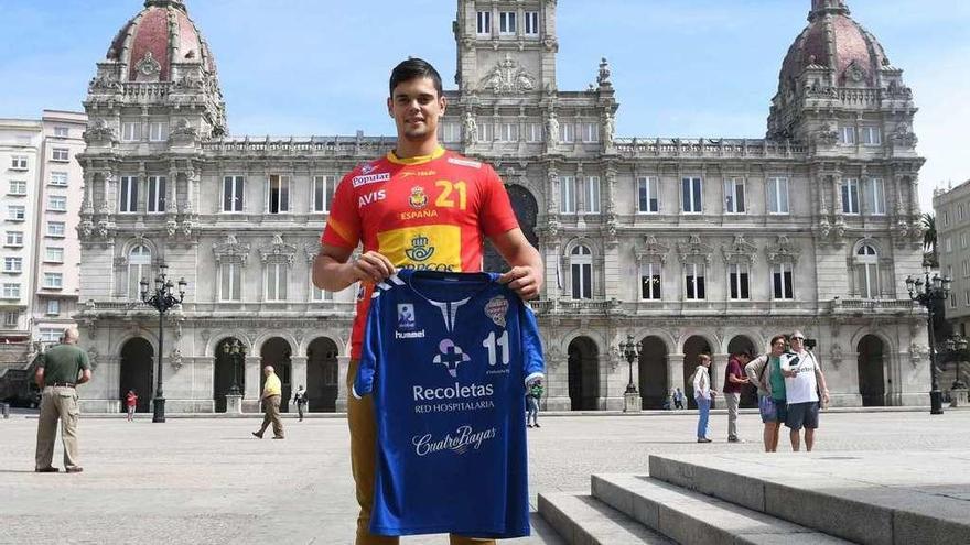 Rubén Río posa en María Pita con la camiseta de la selección española y la de su equipo, el Valladolid.