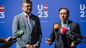 El ministro de Asuntos Exteriores en funciones, José Manuel Albares, y su homólogo ucraniano, Dimitro Kuleba, tras un encuentro en Toledo.