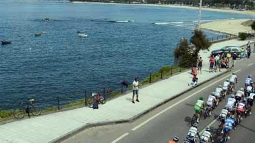 El pelotón de la Vuelta Ciclista, en las inmediaciones de la playa viguesa de Samil.