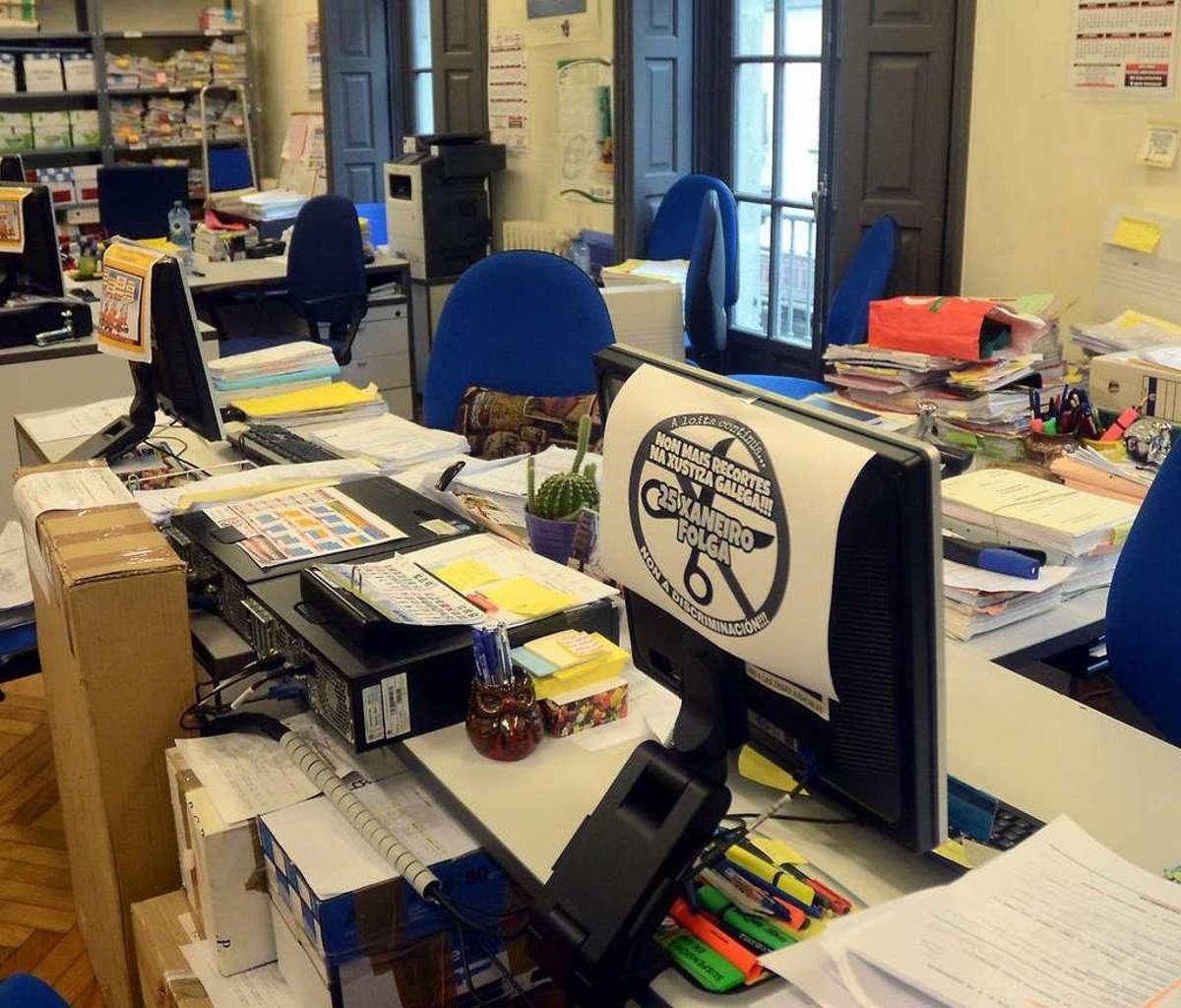 Las oficinas de la Audiencia permanecieron ayer casi vacías con carteles anunciando la huelga. // R. V.