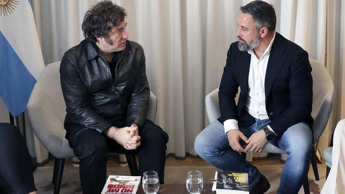 El presidente de Argentina, Javier Milei (izq.), y el líder del partido español de extrema derecha Vox, Santiago Abascal, hablan durante una reunión bilateral en Madrid el 18 de mayo de 2024.