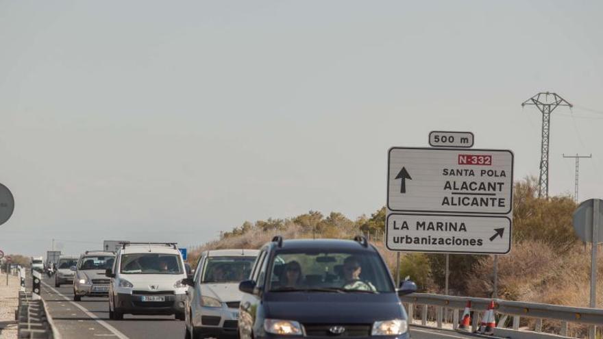 Un herido en un accidente en La Marina con tres vehículos implicados