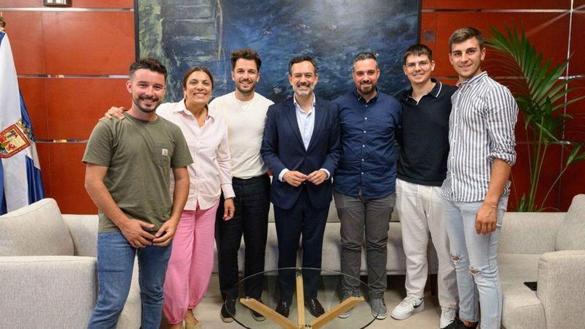 Lope Afonso junto a los profesionales de la cocina tinerfeña que tomaron parte en el evento ‘100 Jóvenes Talentos de la Gastronomía’