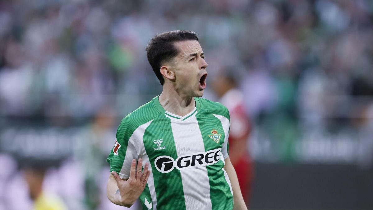 Álvaro Fidalgo celebra su gol en el Betis-Sevilla de Liga en La Cartuja