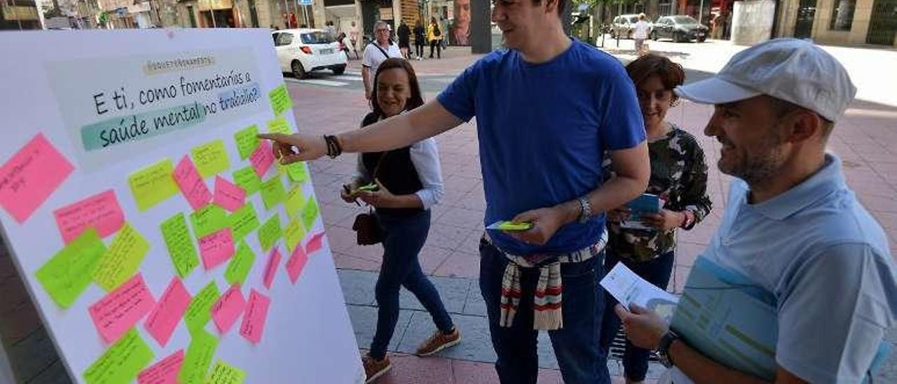 Panel con mensajes en el centro de Pontevedra. // Gustavo Santos