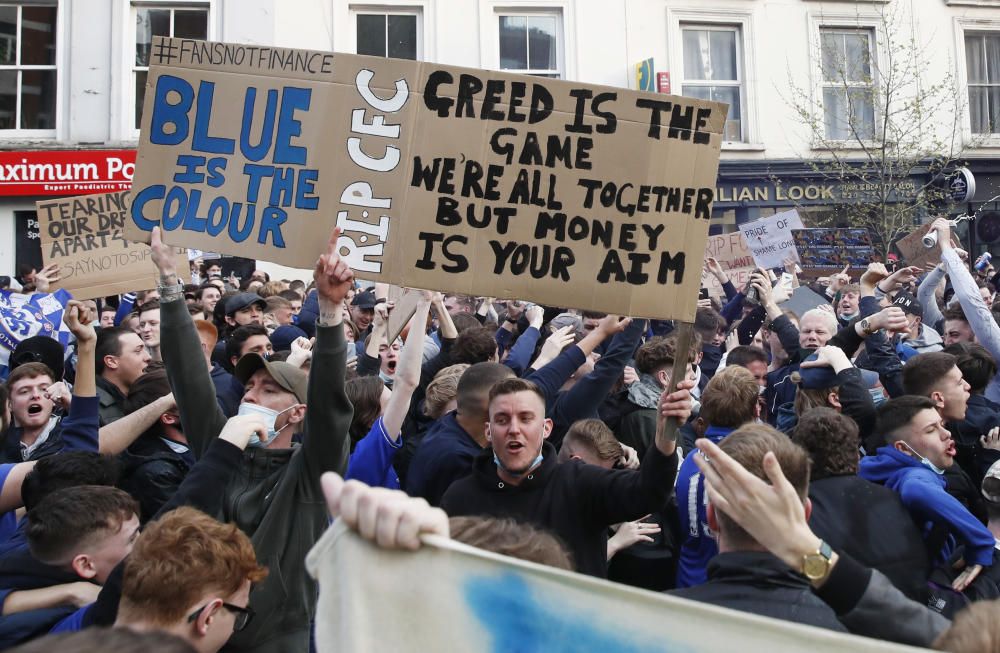 Manifestaciones en Stamford Bridge de los aficionados del Chelsea contra la Superliga