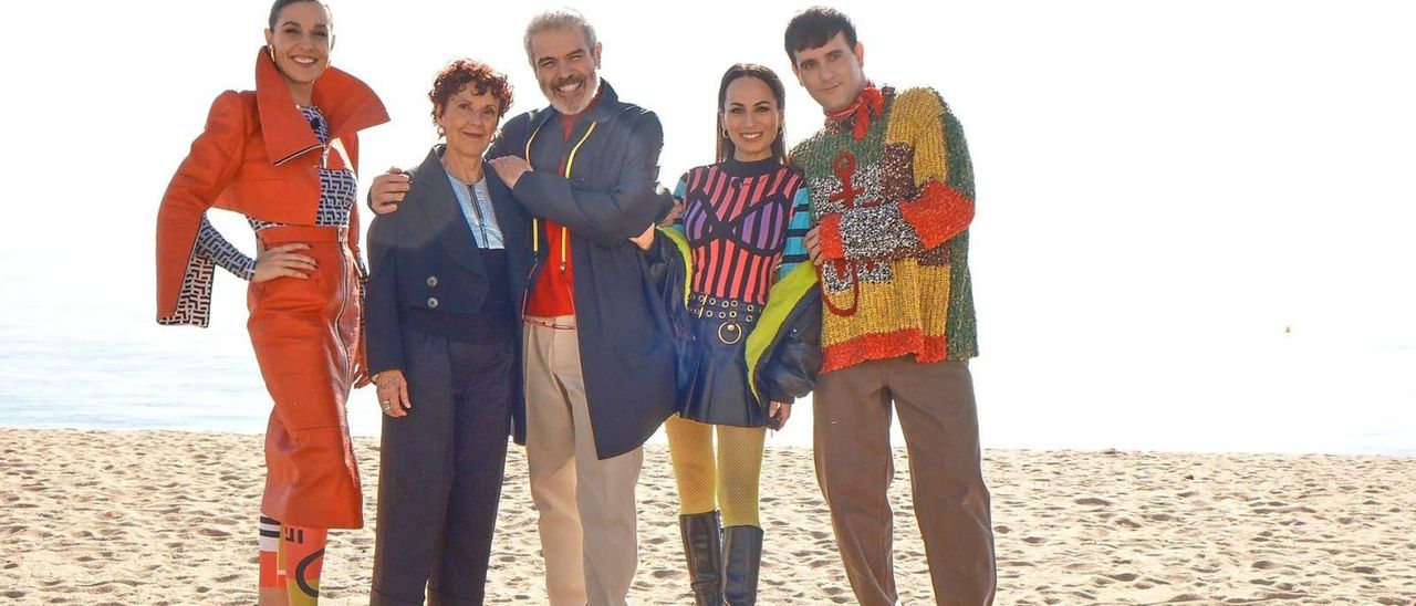 La asturiana Carmen Hijosa, fundadora y creadora de Piñatex, en el programa de TVE "Maestros de la costura", con Raquel Sánchez Silva –con un diseño hecho con tejido Piñatex–, Lorenzo Caprile, María Escoté y Palomo Spain.