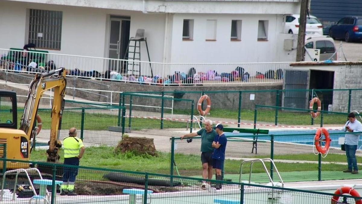 Operarios revisando las instalaciones para el baño estradense en busca de la fuga de agua