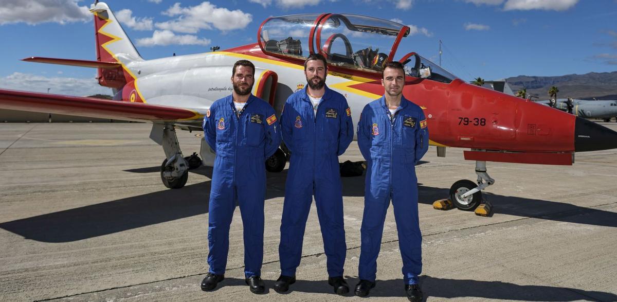 Los pilotos Ruiz, Marín y Linares, ayer, en la base aérea de Gando junto a una de las aeronaves de la Patrulla Águila. | | EFE / ÁNGEL MEDINA G.